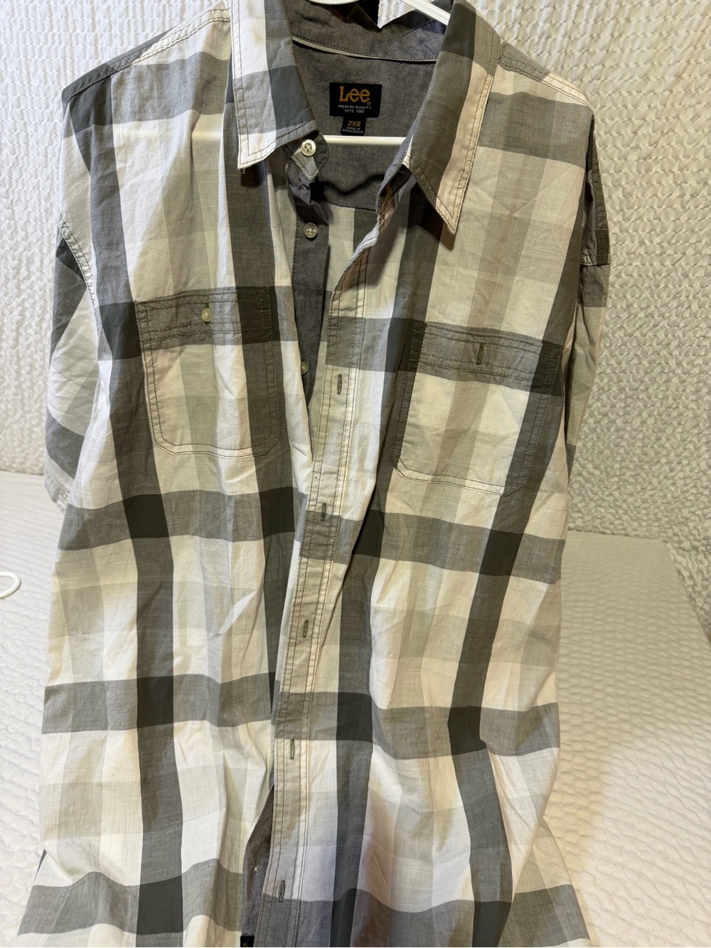 Lee Gray and White Plaid Short-Sleeve Button-Up Shirt